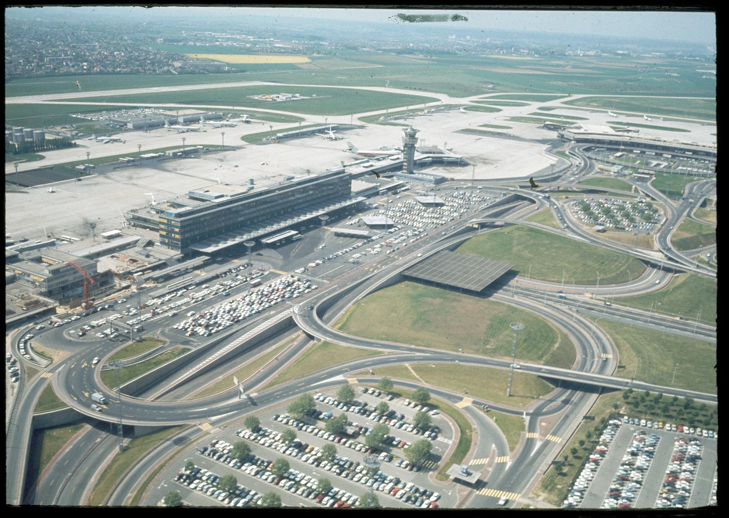 1968 1971, la construction d'Orly-Ouest et des satellites d'Orly-Sud vue prise en 1971 depuis le nord est.