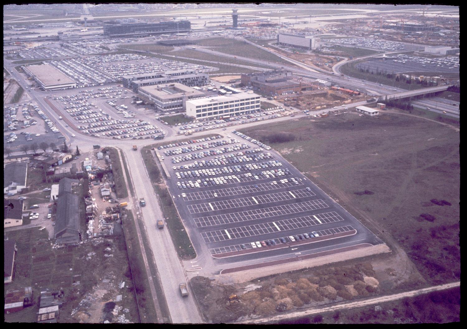 12/03/1969, vue prise depuis le nord, devant le siège d'Air France se trouve le bâtiment du centre d'armement et de réapprovisionnement commercial (CRAC) d'Air France ; 1968 1971, la construction d'Orly-Ouest et des satellites d'Orly-Sud vue prise en 1969 depuis le nord est.