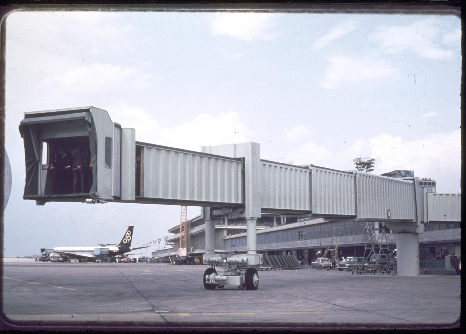 1970, les premières passerelles d'embarquement de l'aéroport d'Orly