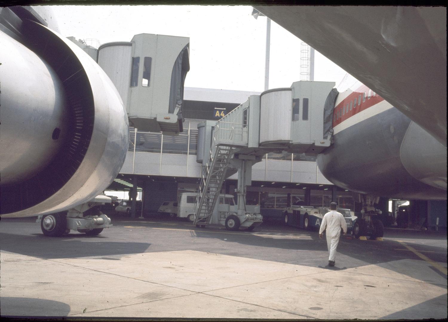 1970, Boeing 747 de la TWA, les premières passerelles d'embarquement de l'aéroport d'Orly