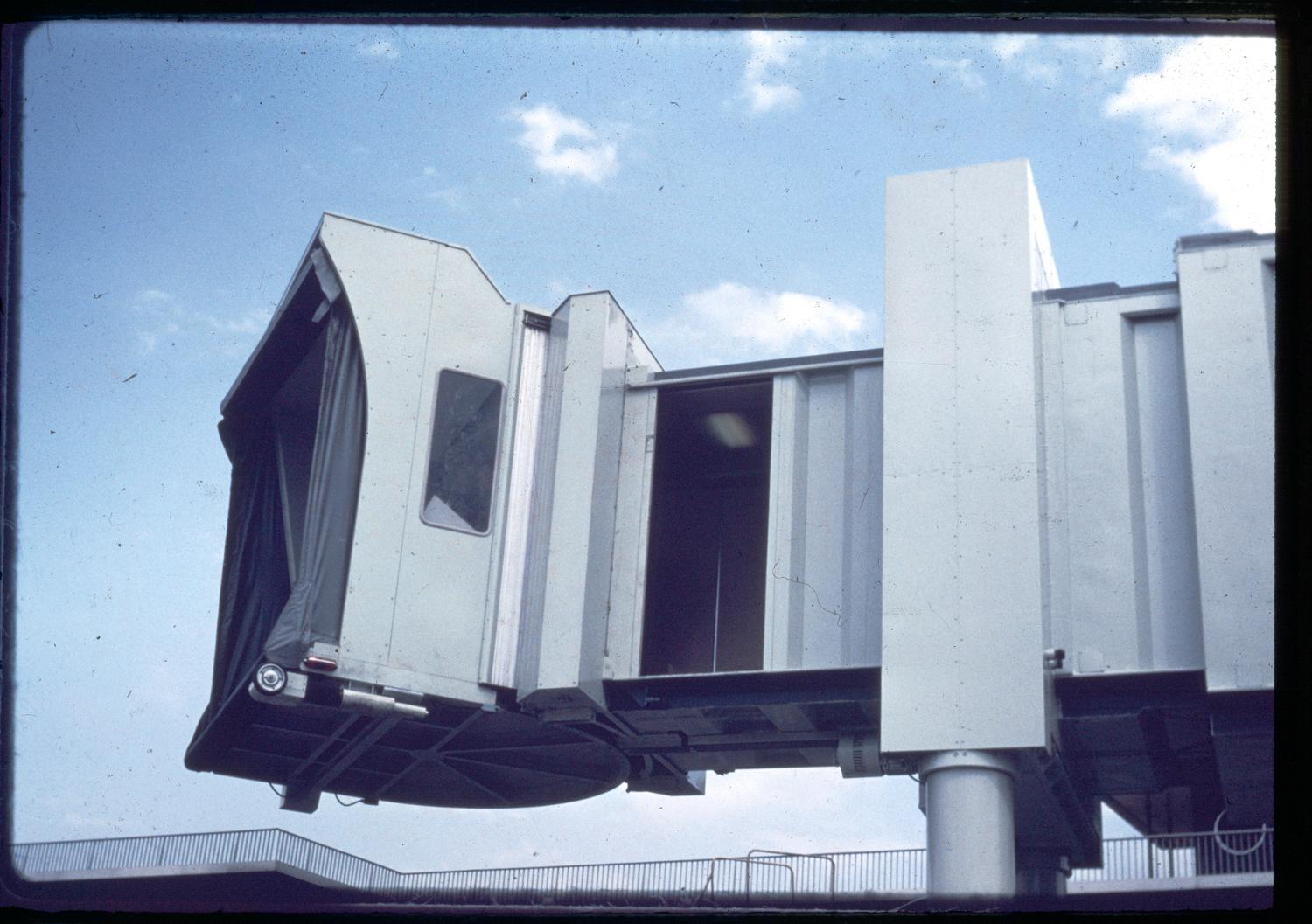 1970, les premières passerelles d'embarquement de l'aéroport d'Orly