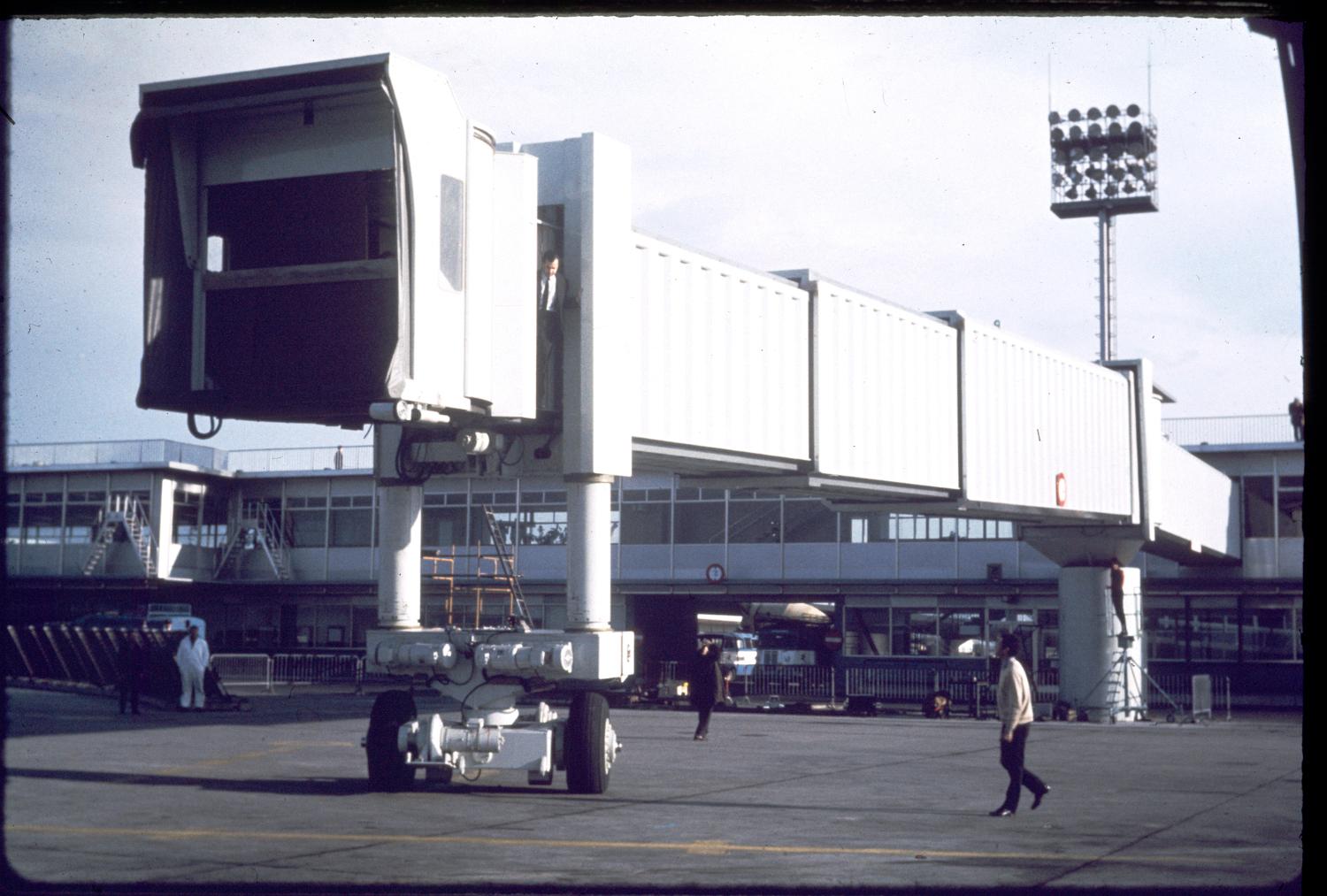 1970 les premières passerelles d'embarquement de l'aéroport d'Orly