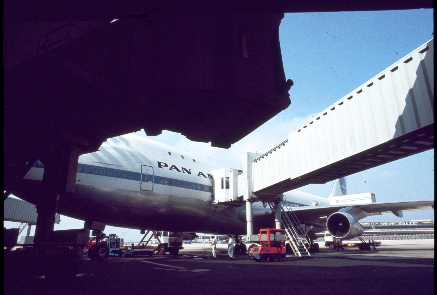 1970, Boeing 747-121 Clipper Midnight Sun de la Pan Am, les premières passerelles d'embarquement de l'aéroport d'Orly