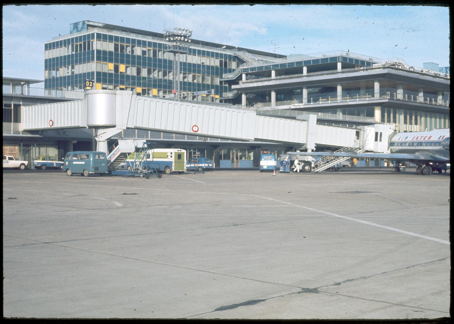 1970, les premières passerelles d'embarquement de l'aéroport d'Orly.
