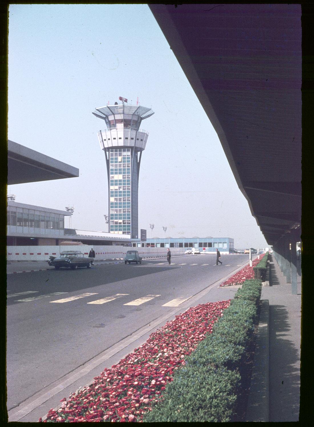 1964 1966, la construction de la tour de contrôle vue depuis le parvis des Installations Terminales. 