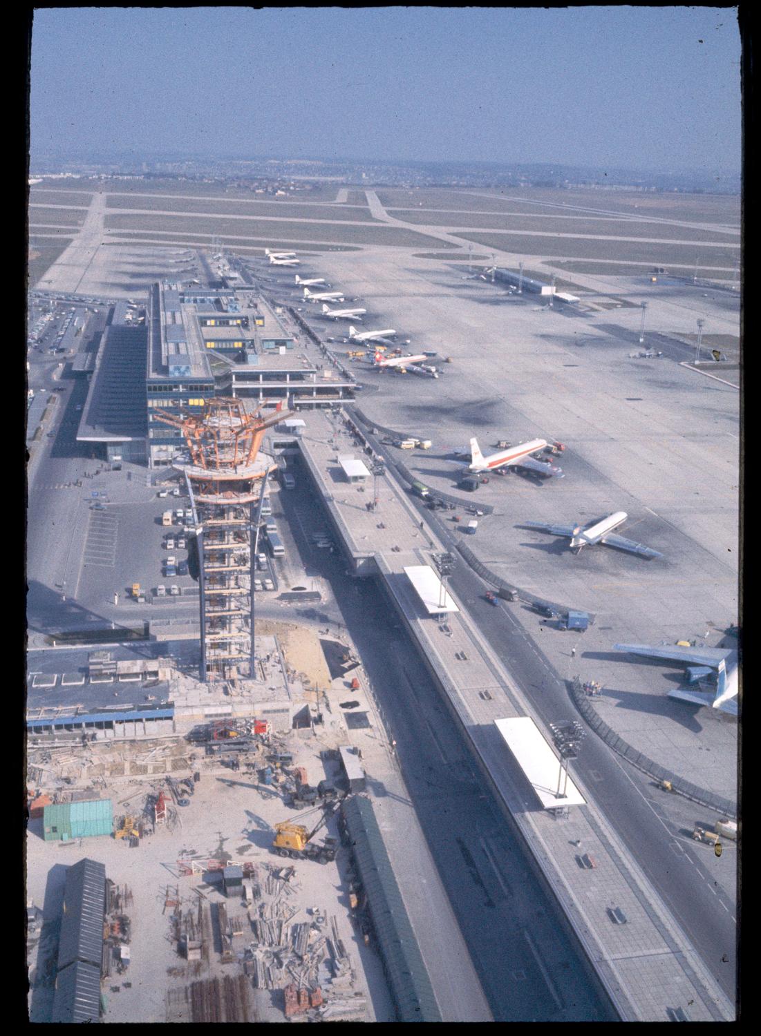 1964 1966, la construction de la nouvelle tour de contrôle vue depuis l'ouest.