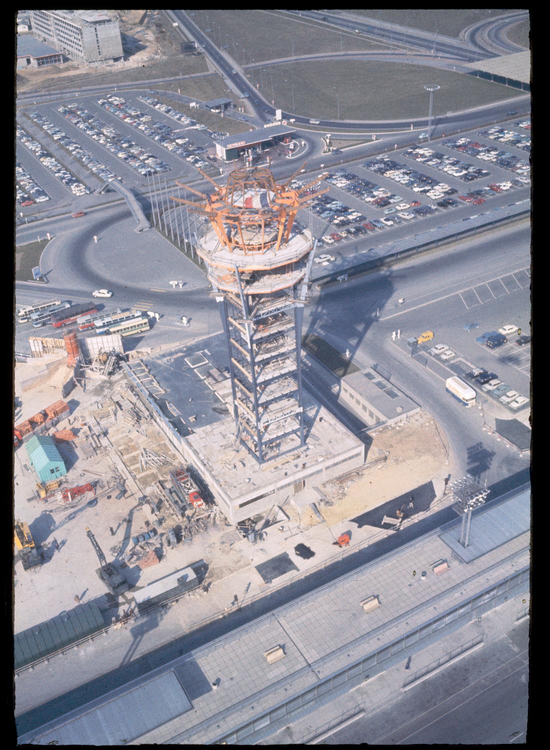 1964 1966, la construction de la nouvelle tour de contrôle vue depuis le sud.