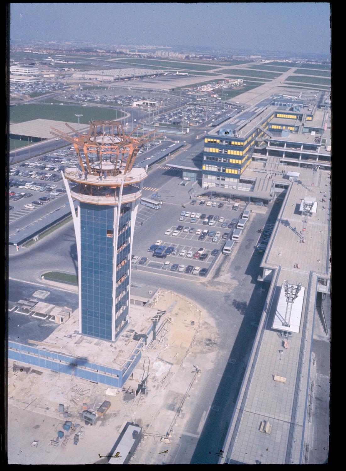 1964 1966, la construction de la nouvelle tour de contrôle vue depuis le sud ouest.