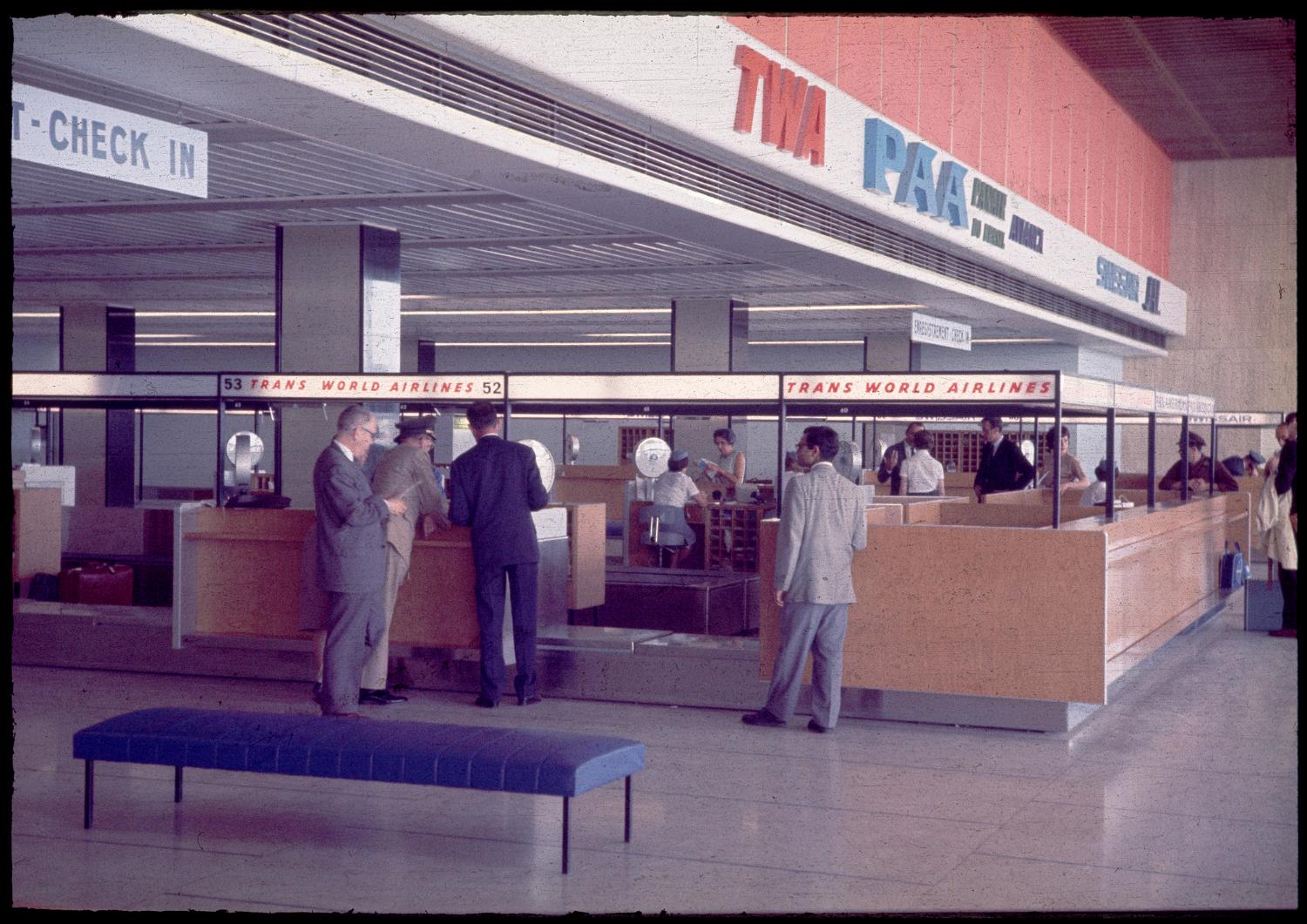 1961, le Grand Hall, les comptoirs d'enregistrement de la TWA, rez-de-chaussée.