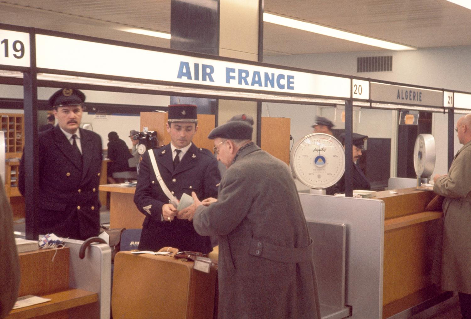 1961, le Grand Hall, comptoir d'enregistrement d'Air France dans la zone départ, rez-de-chaussée.