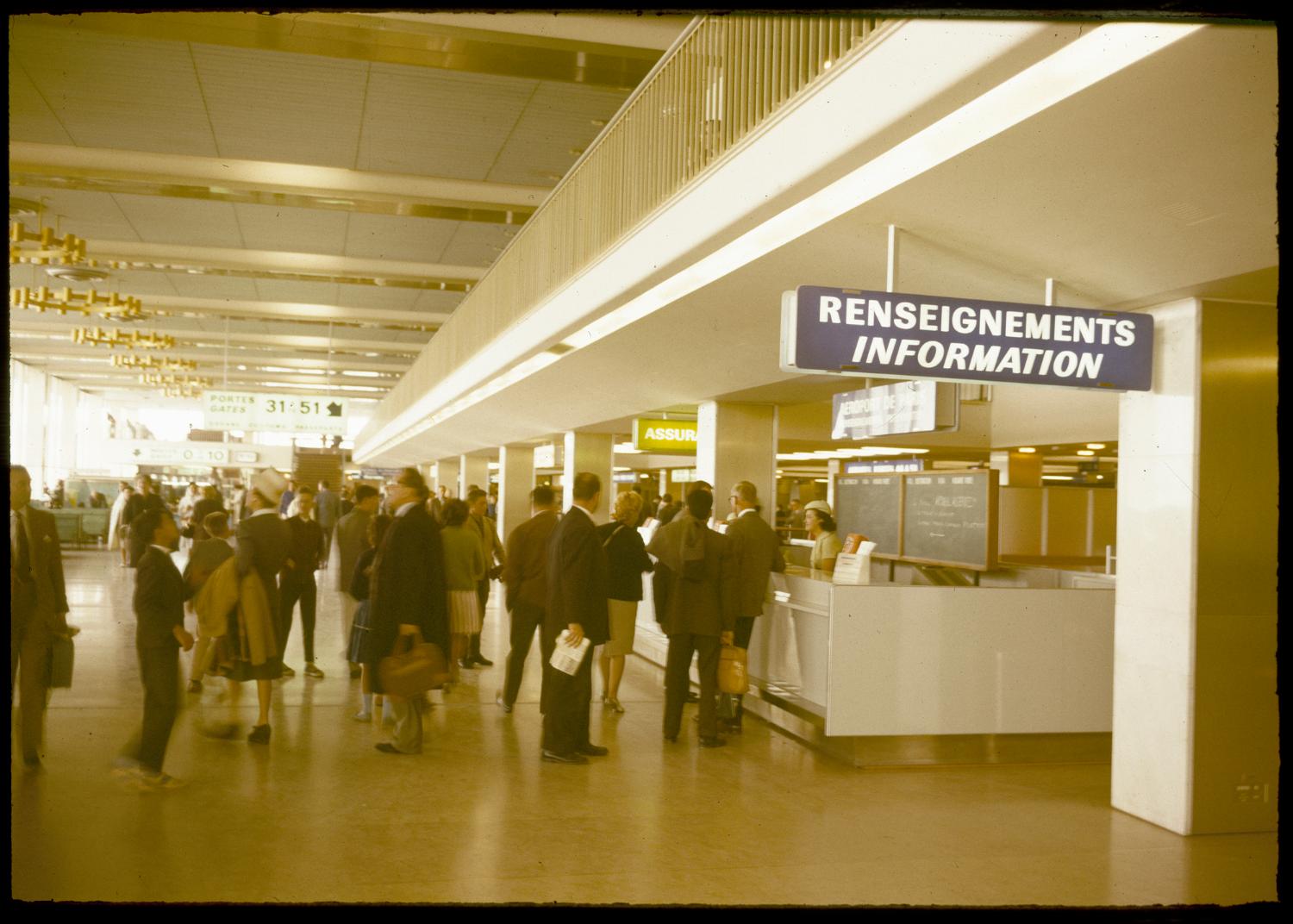 1961, bureau des renseignements dans la Galerie marchande, 1er étage.