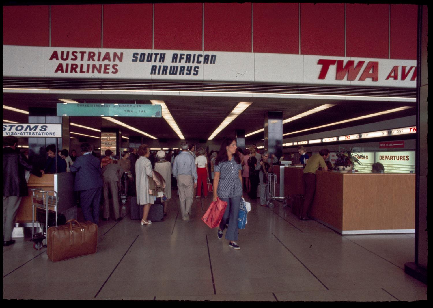 1971, le Grand Hall, les comptoirs d'enregistrement dans la zone départ, rez-de-chaussée.