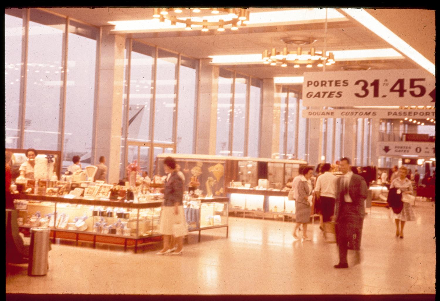 07/1961, la Galerie marchande, 1er étage. 