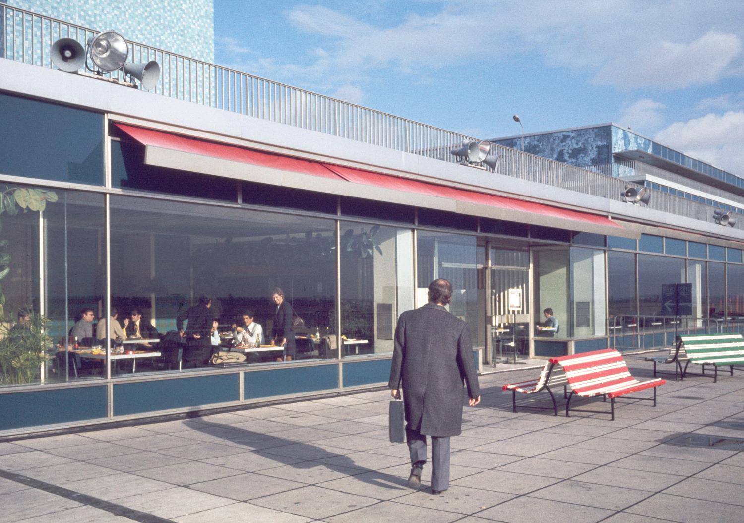 1974, la brasserie, réouverture après l'incendie du 3 décembre 1973, 4ème étage.
