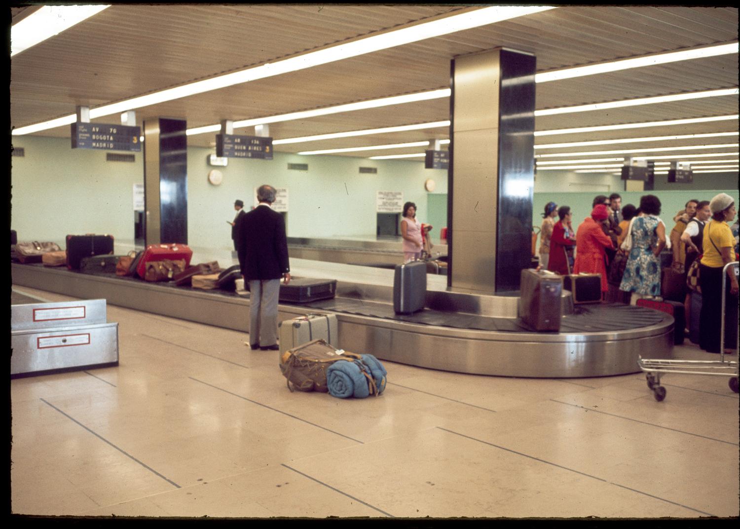 1971, livraison des bagages, rez-de-chaussée coté arrivée.
