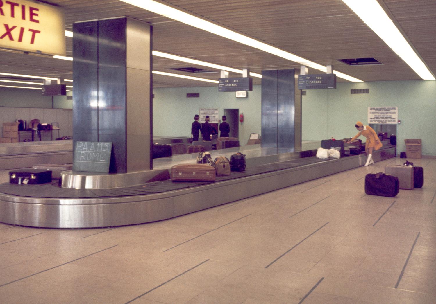 1971, livraison des bagages, rez-de-chaussée coté arrivée.