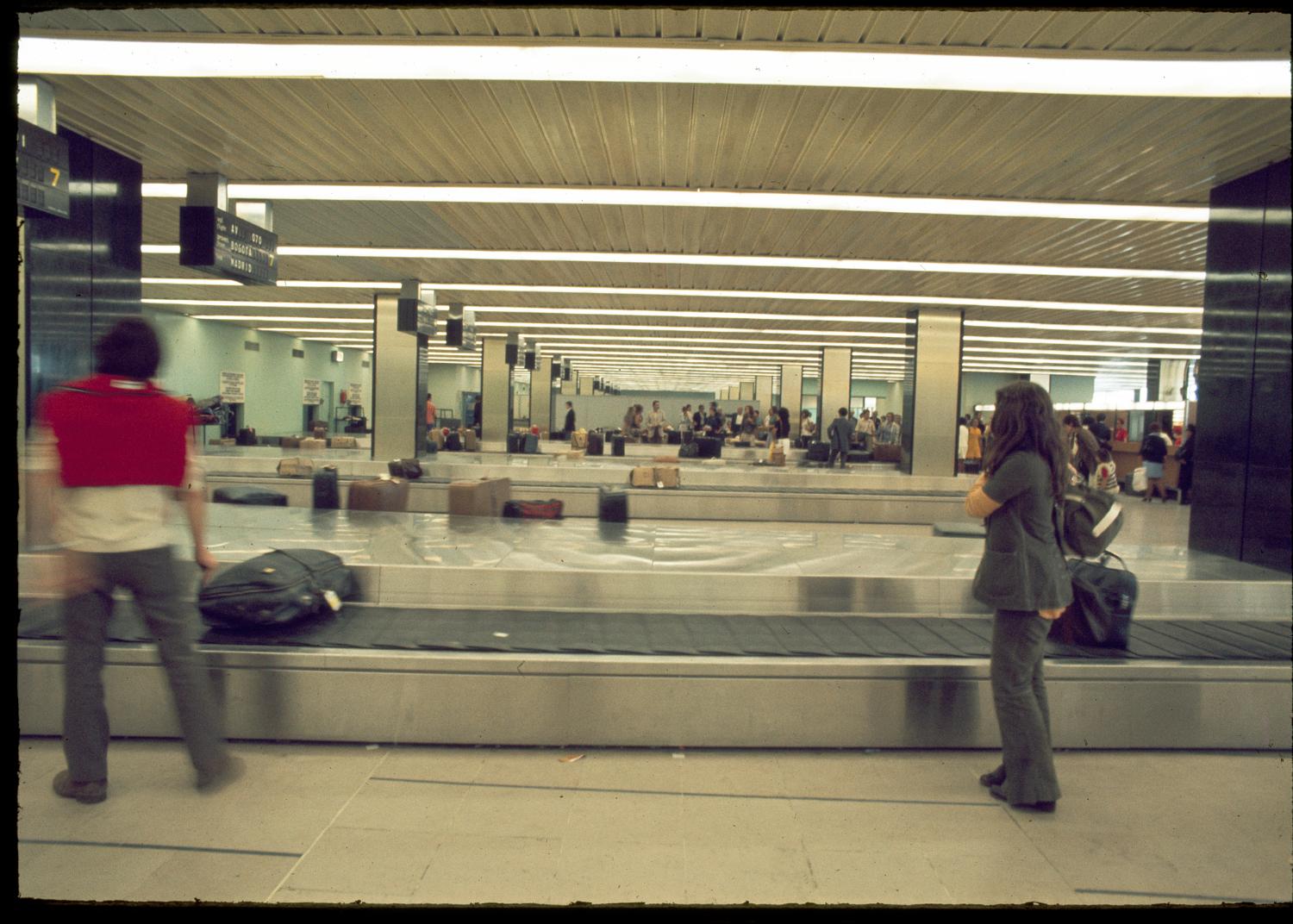 1971, livraison des bagages, rez-de-chaussée coté arrivée.