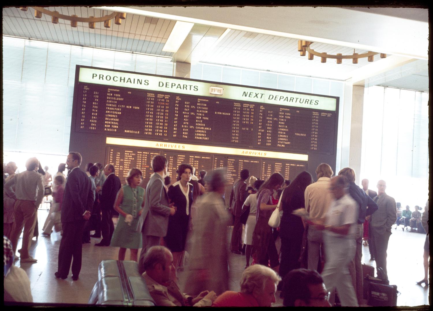 Le tableau d'affichage des vols dans la Galerie marchande, 1er étage. 