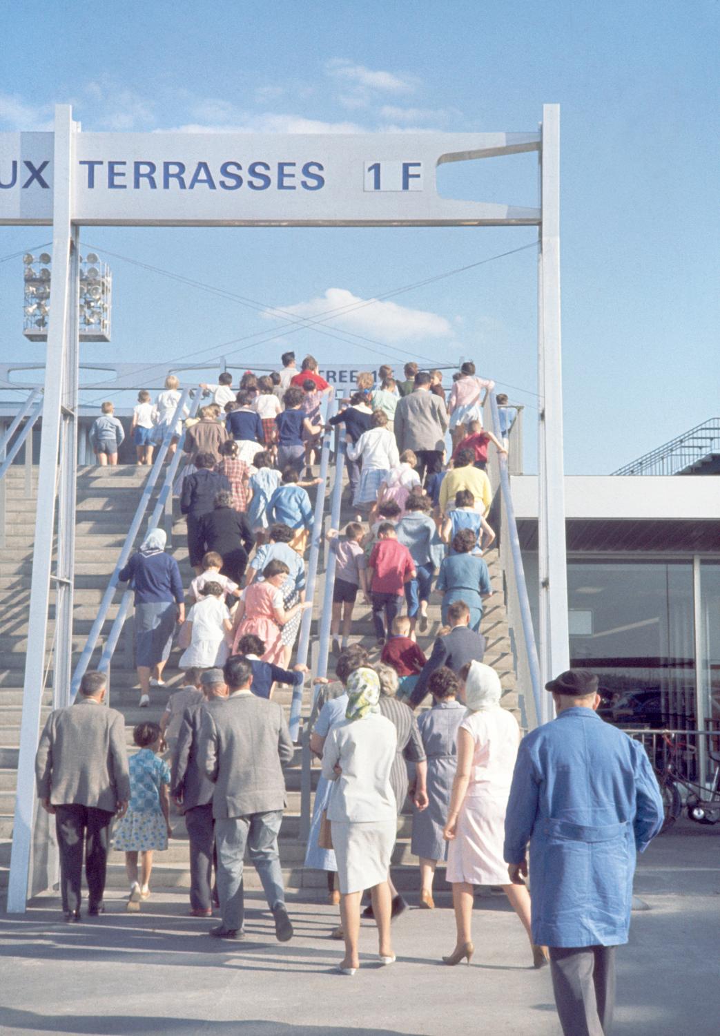1962, portique d'accès aux terrasses dessiné par Jean Prouvé. 