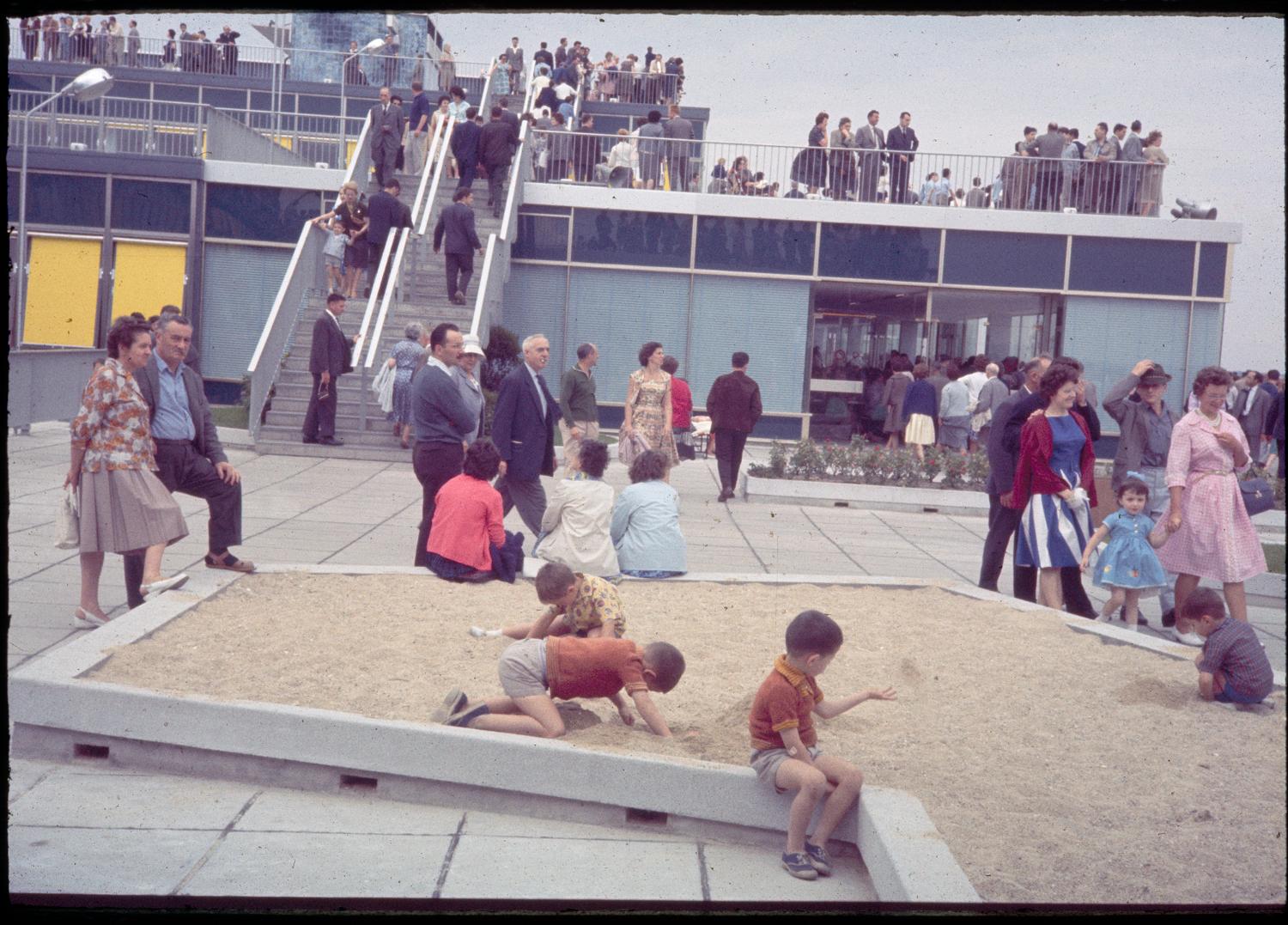 1961, bac à sable, les terrasses, 4ème étage. 