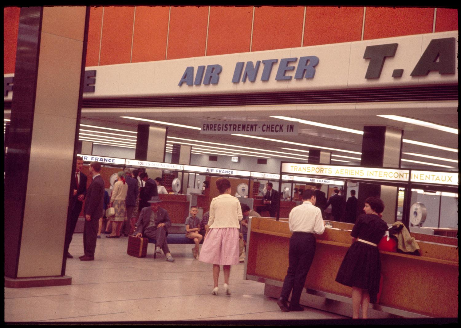1962, le Grand Hall, les comptoirs d'enregistrement dans la zone départ, rez-de-chaussée.