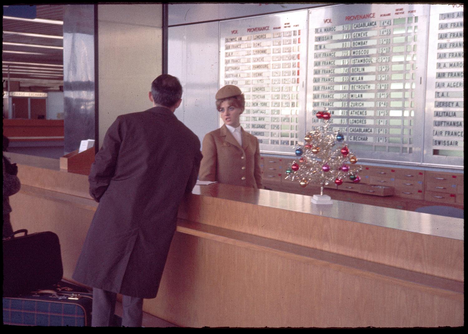 1961, le Grand Hall, un passager et une hôtesse de l'Aéroport de Paris, rez-de-chaussée.