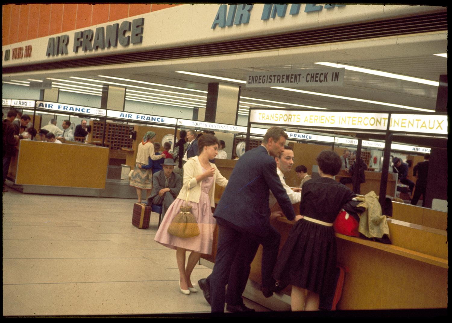 1962, le Grand Hall, les comptoirs d'enregistrement dans la zone départ, rez-de-chaussée.