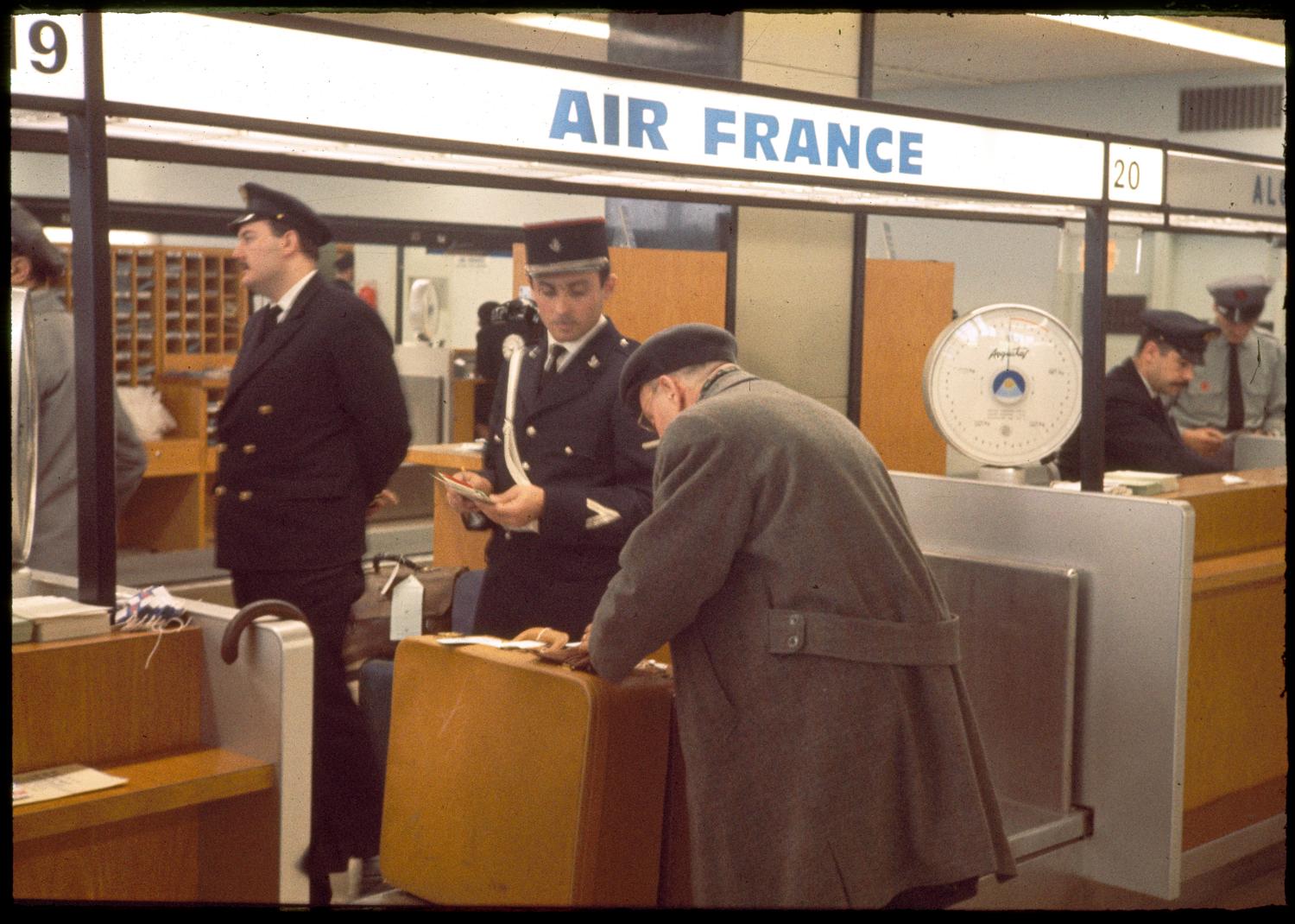 1961, le Grand Hall, comptoir d'enregistrement d'Air France dans la zone départ, rez-de-chaussée.