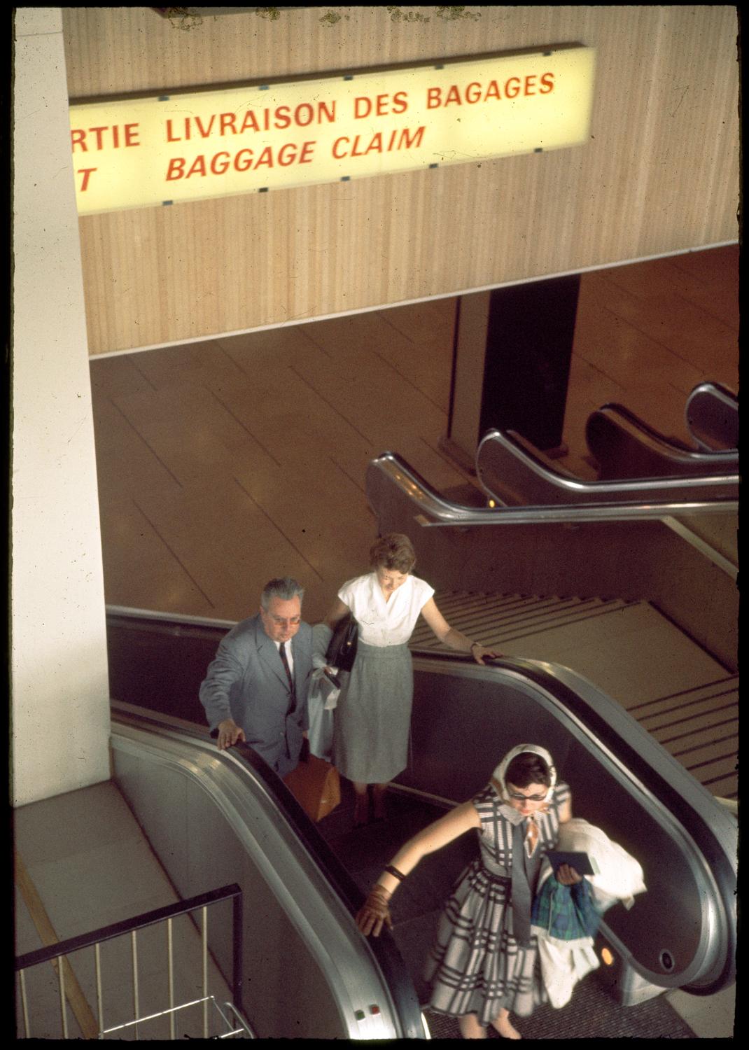 1961, escalators menant à la Galerie marchande au 1er étage.