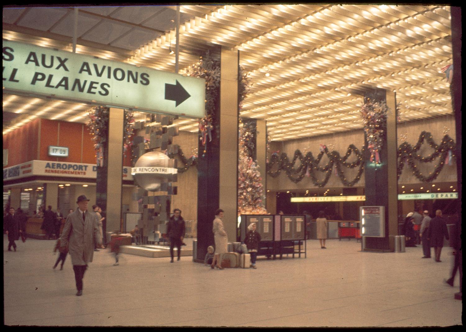 1962, le point de rencontre avec les décorations de Noël, rez-de-chaussée 