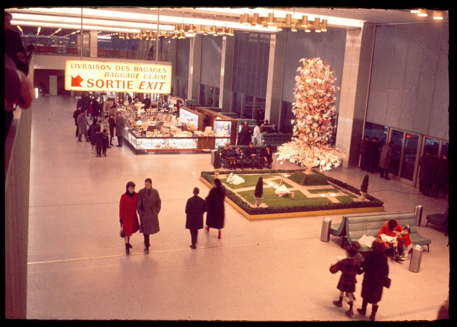1969, la Galerie marchande avec les décorations de Noël, 1er étage.