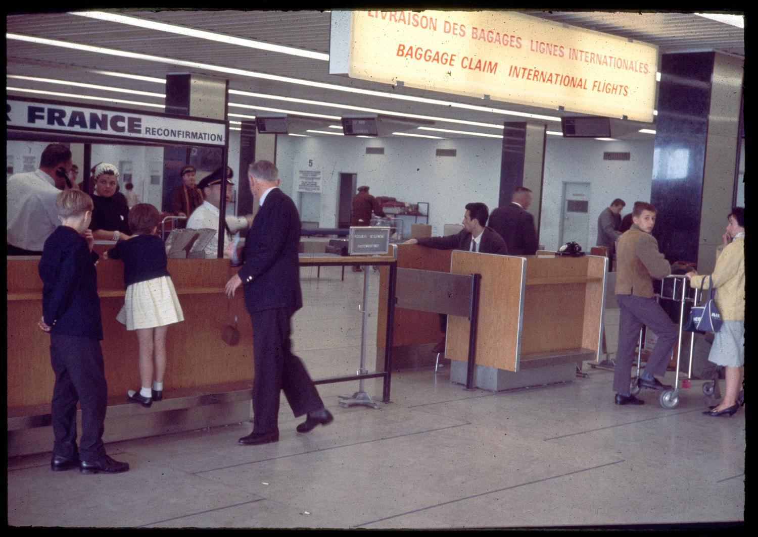 1961, livraison des bagages, rez-de-chaussée coté arrivée.