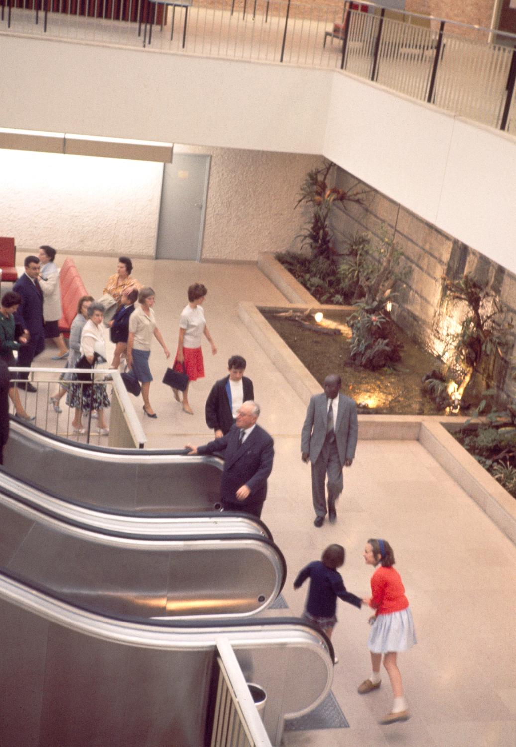 1961, la fontaine du patio, conception des aménagements: Joseph-André Motte assisté d'André Monpoix, 3ème étage.