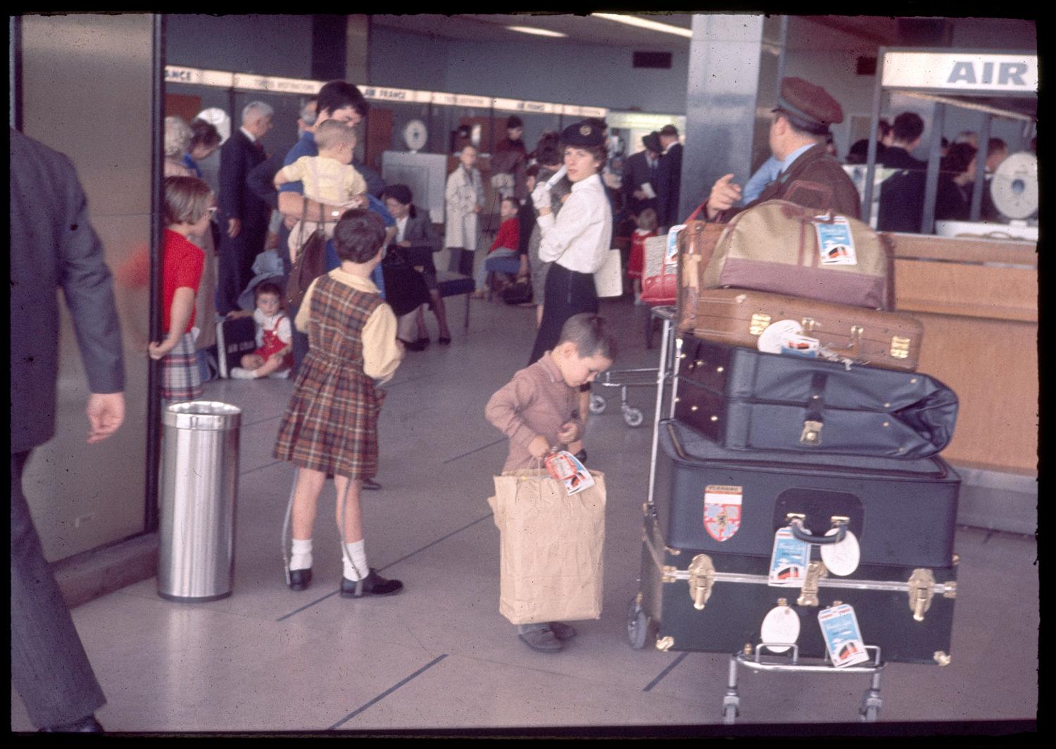 1961, le Grand Hall, les comptoirs d'enregistrement dans la zone départ, rez-de-chaussée.