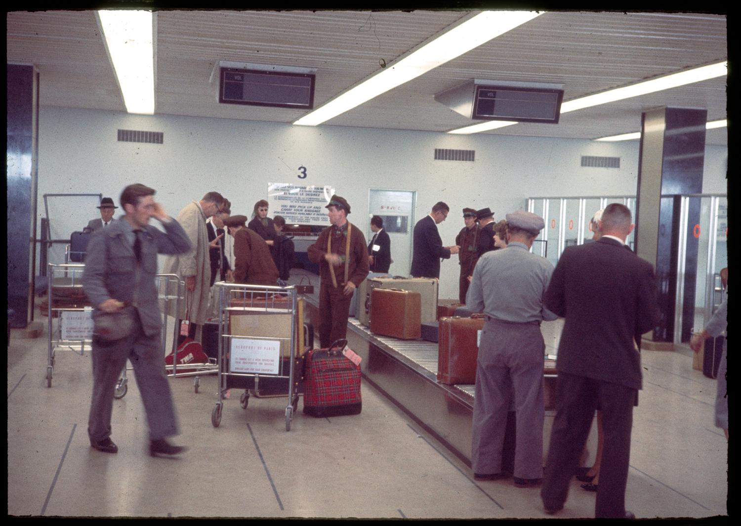 1961, livraison des bagages, rez-de-chaussée coté arrivée.