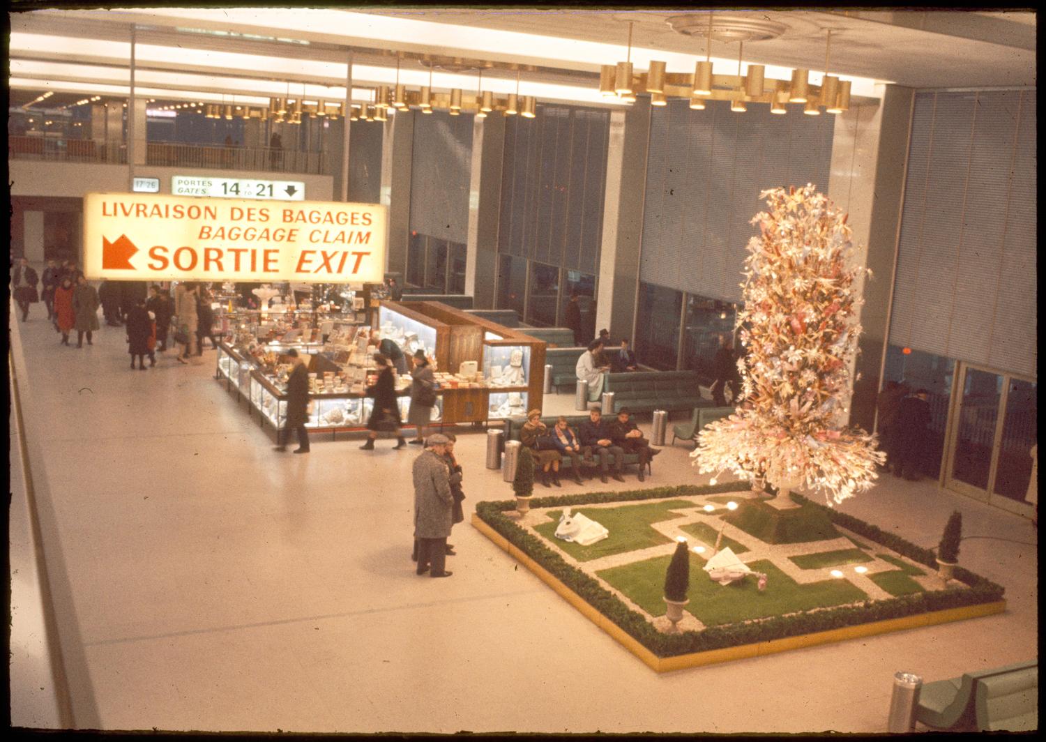 1969, la Galerie marchande avec les décorations de Noël, 1er étage.