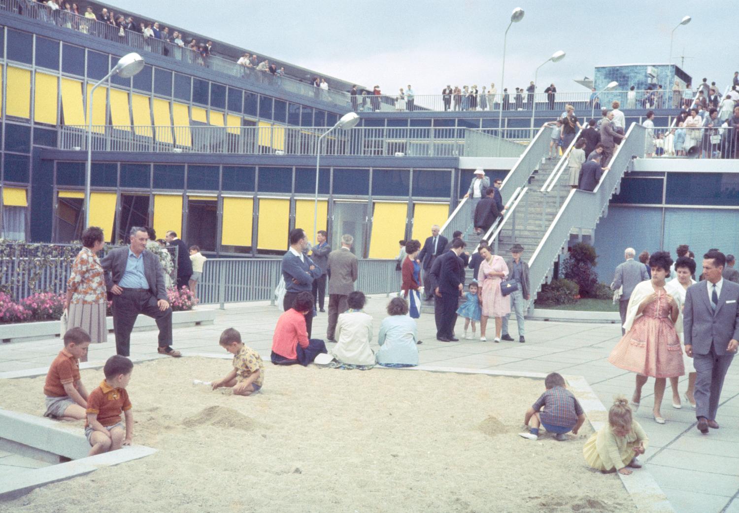 1961, bac à sable, les terrasses, 4ème étage. 