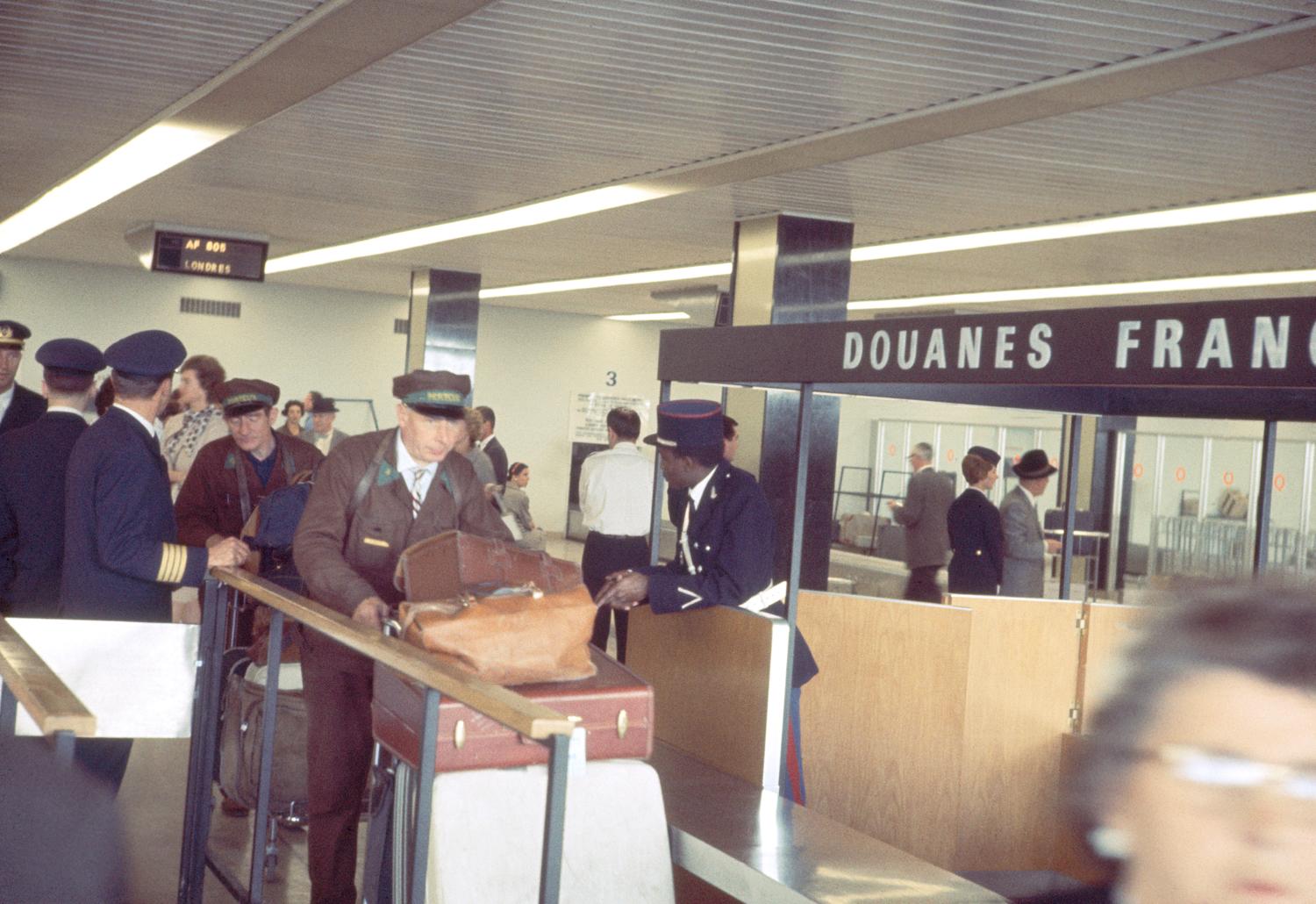 1961, rez-de-chaussée, les douanes coté arrivée. 