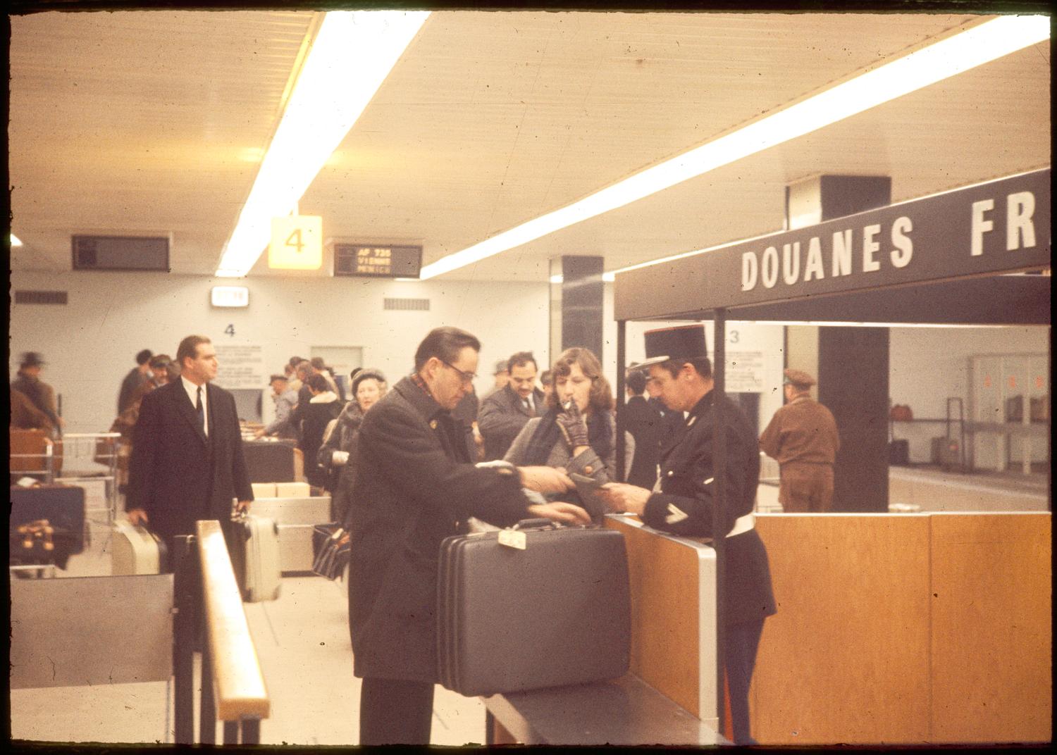 1961, rez-de-chaussée, les douanes coté arrivée. 