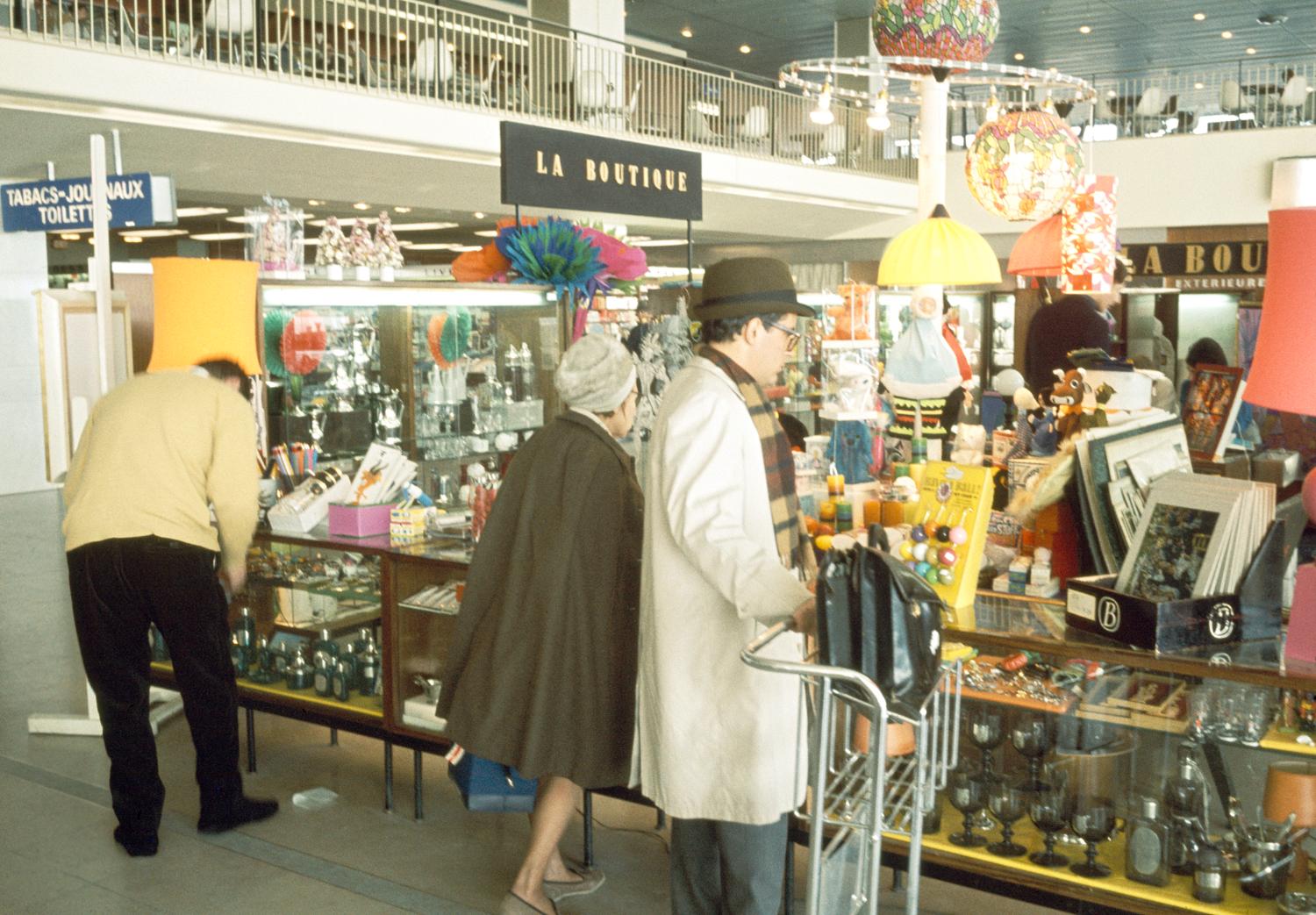 1961, la boutique dans la Galerie marchande, 1er étage. 