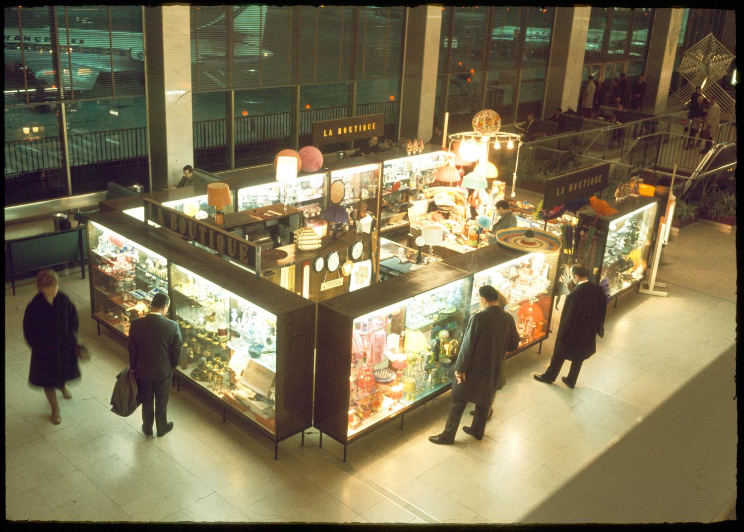 1961, la boutique dans la Galerie marchande, 1er étage. 