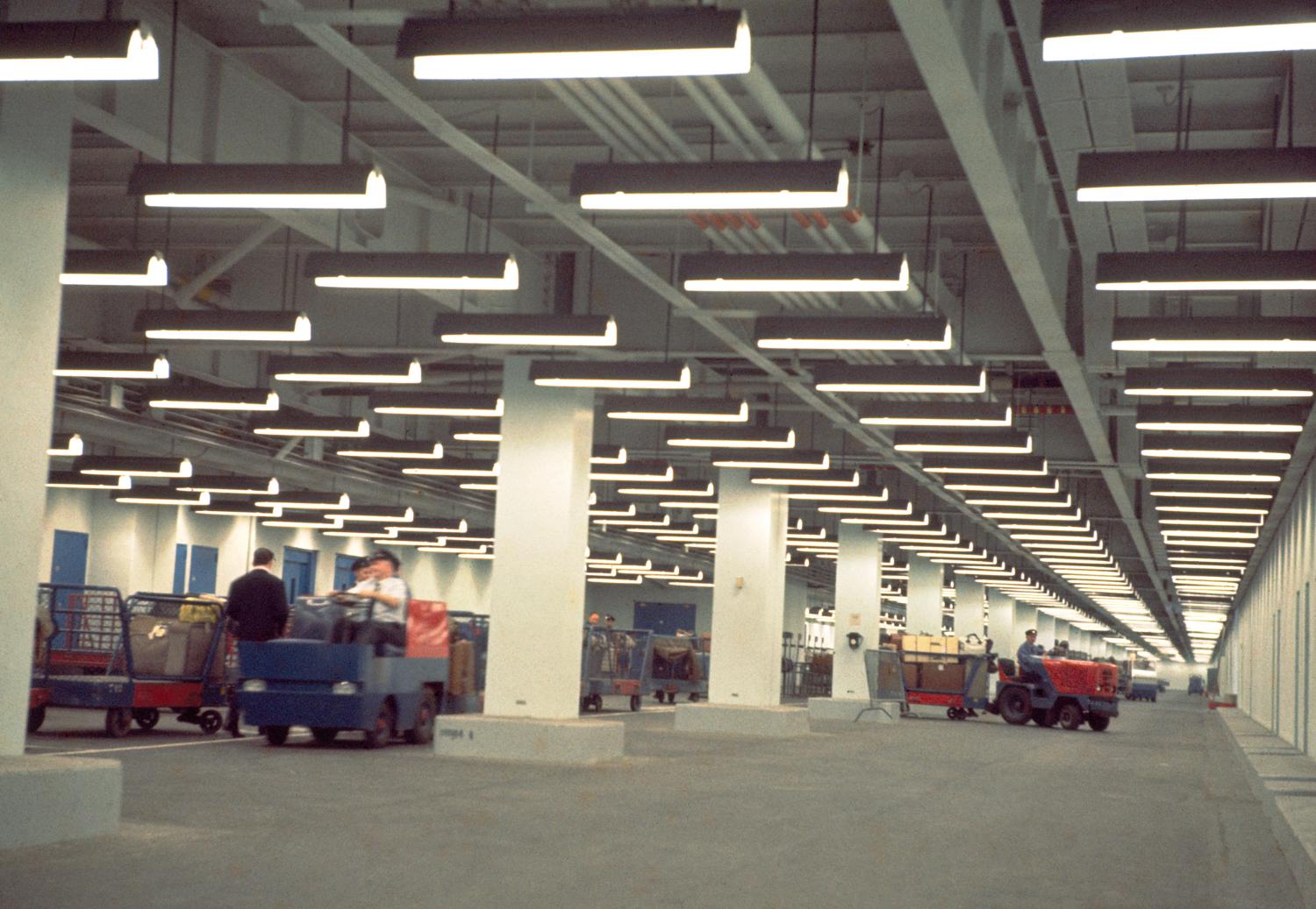 1961, la circulation des bagages, rez-de-chaussée. ; 1961, TRACMA tractant un chariot de fret au rez-de-chaussée des Installations Terminales (aujourd'hui Orly 4).