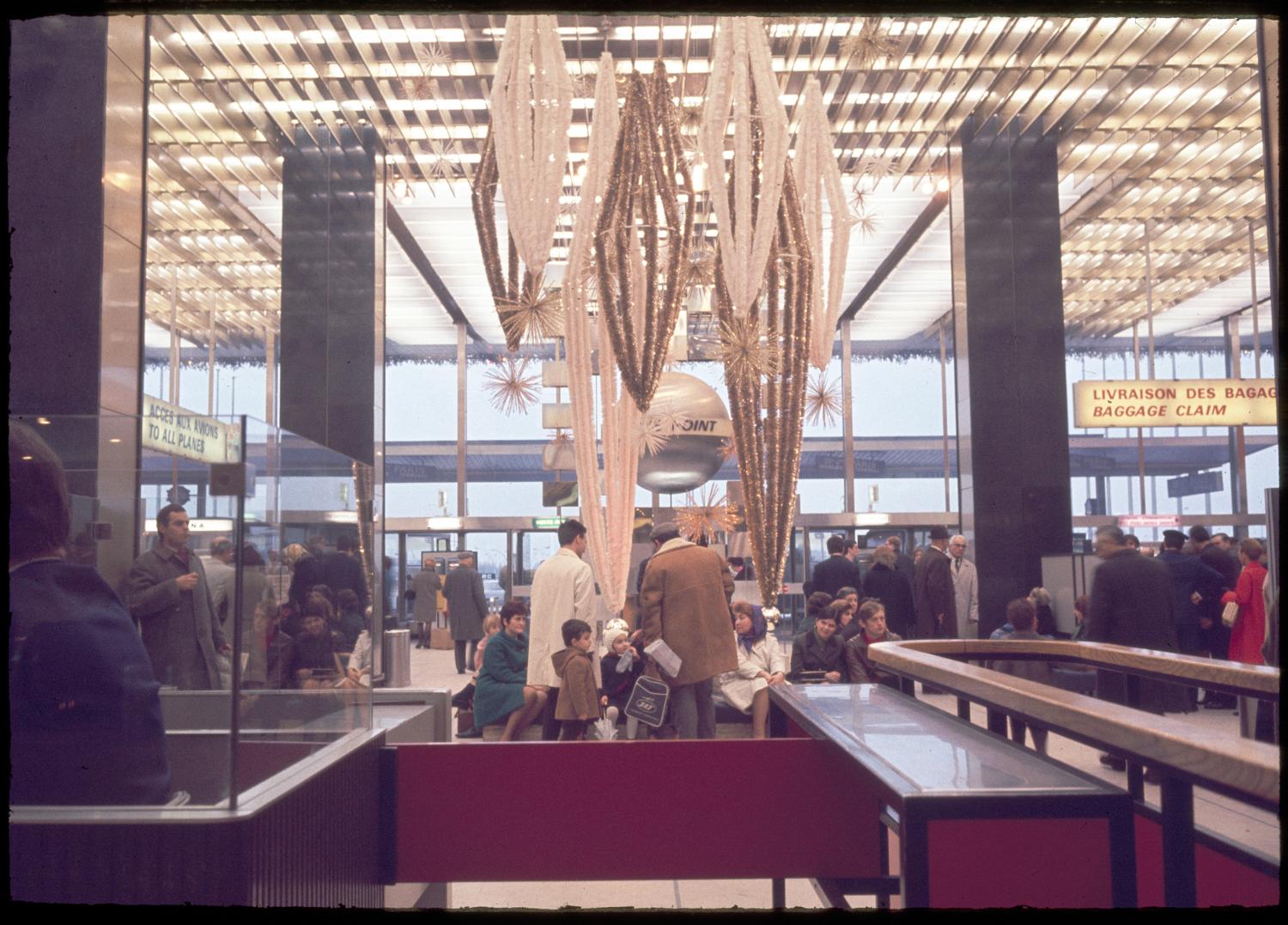 1962, le point de rencontre, rez-de-chaussée avec les décoration de Noël.