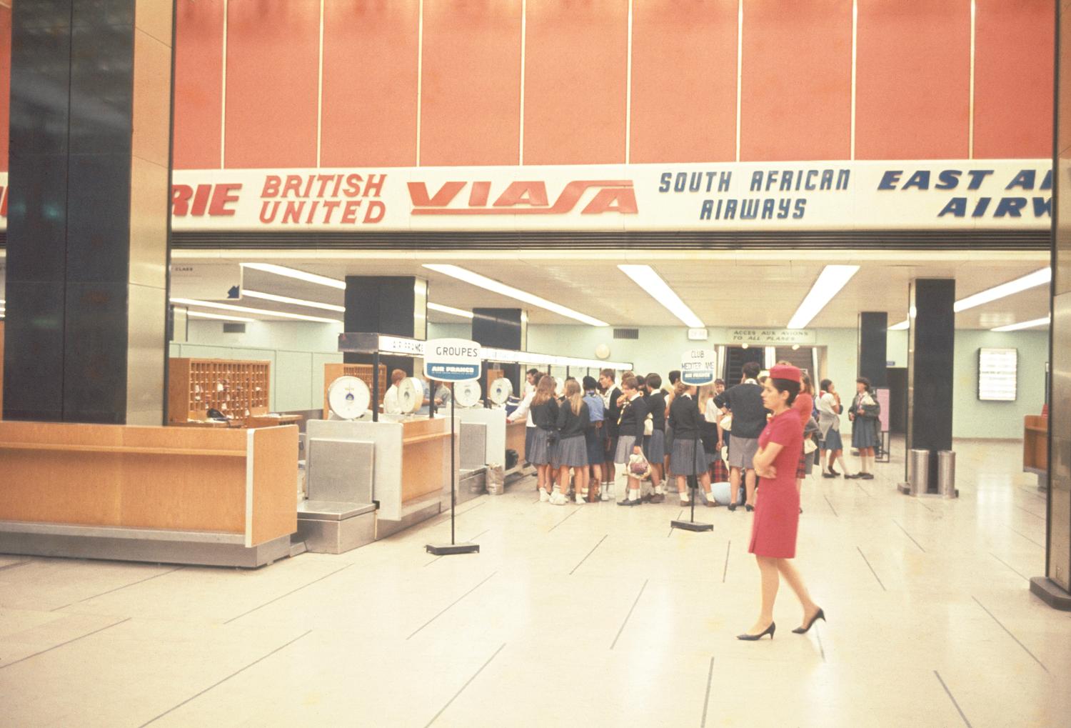 1961, le Grand Hall, les comptoirs d'enregistrement dans la zone départ, rez-de-chaussée.