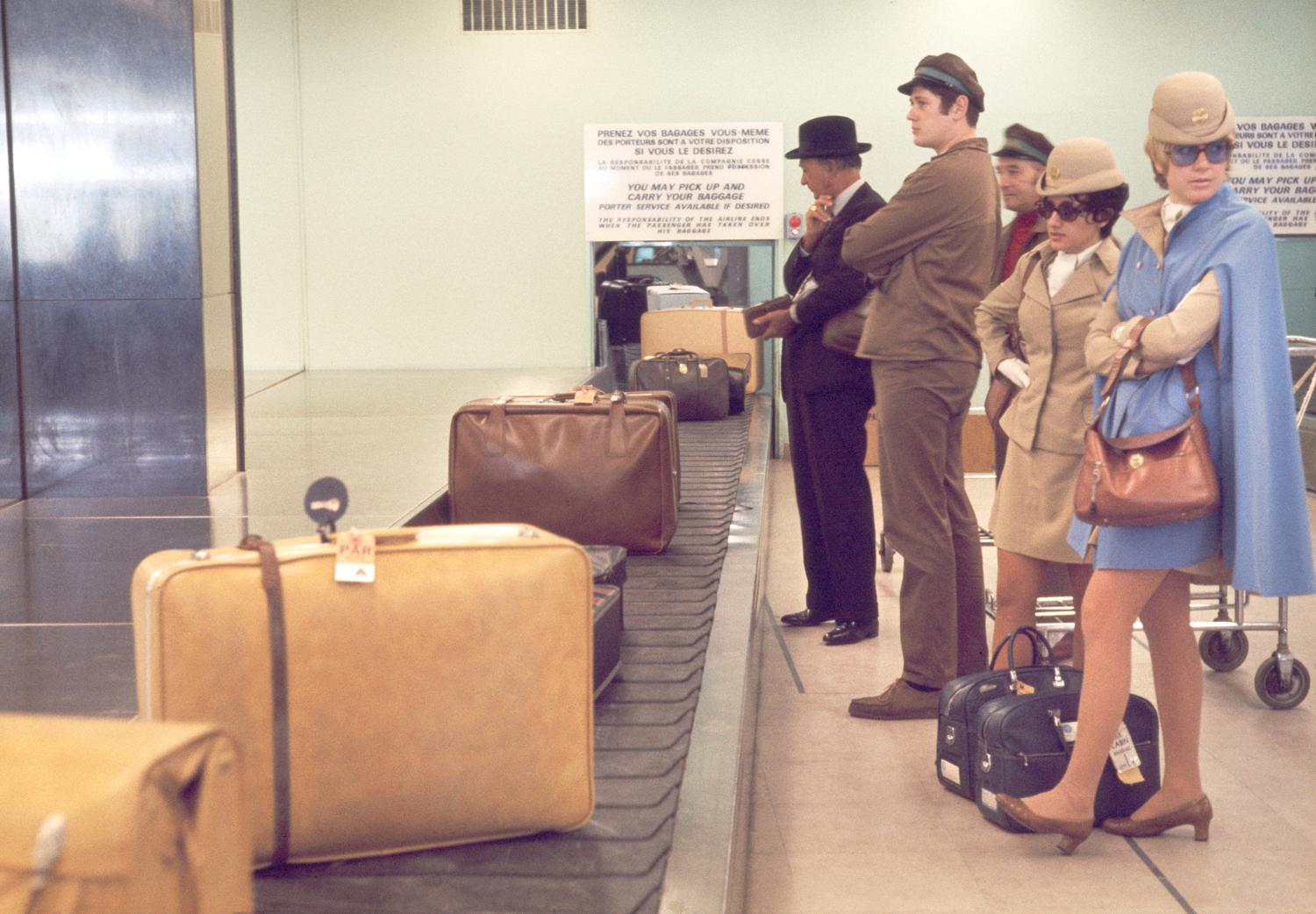 1971, hôtesses de la Pan Am, à la livraison des bagages, rez-de-chaussée coté arrivée.