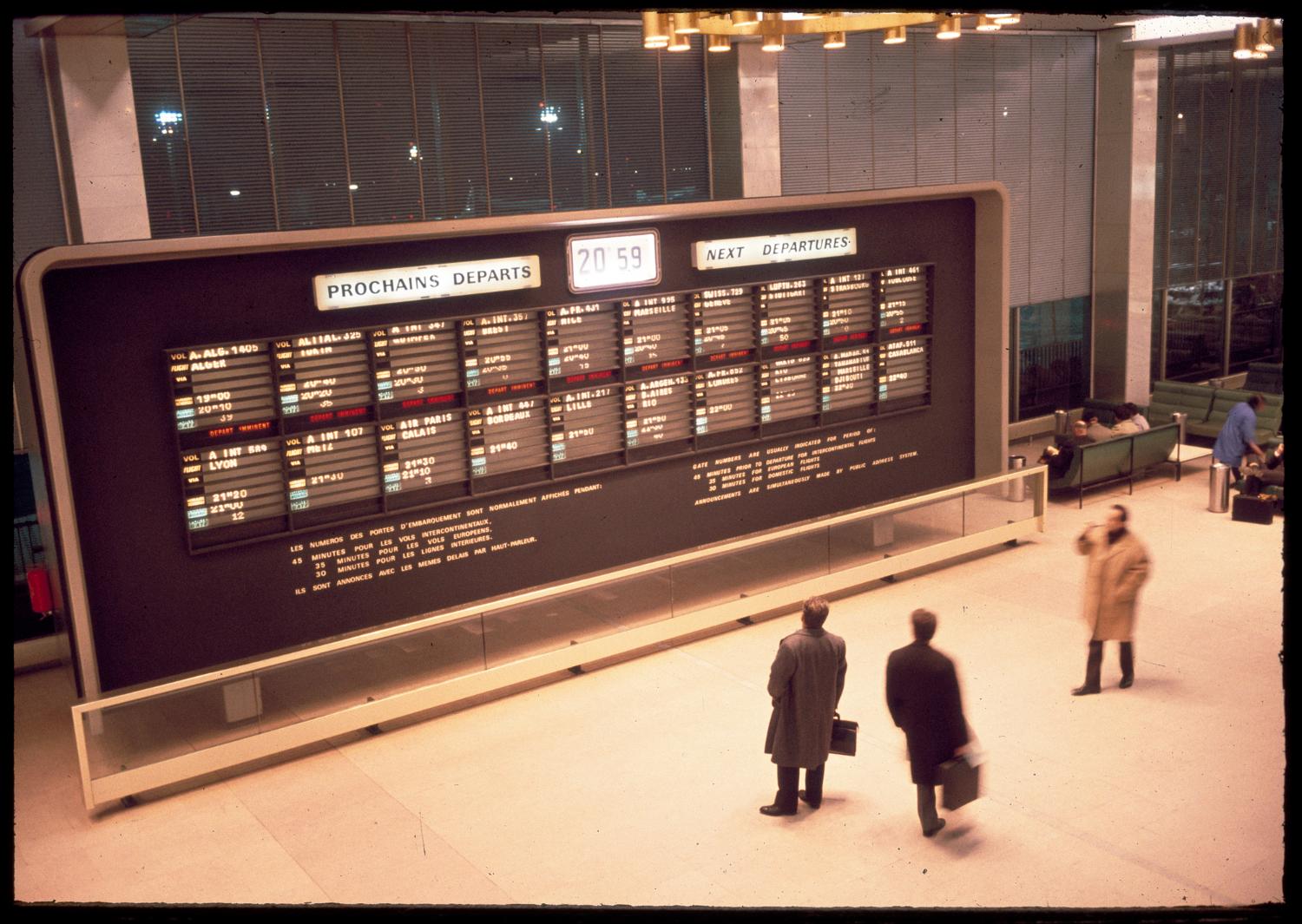 1961, le tableau d'affichage des vols dans la Galerie marchande, 1er étage. 