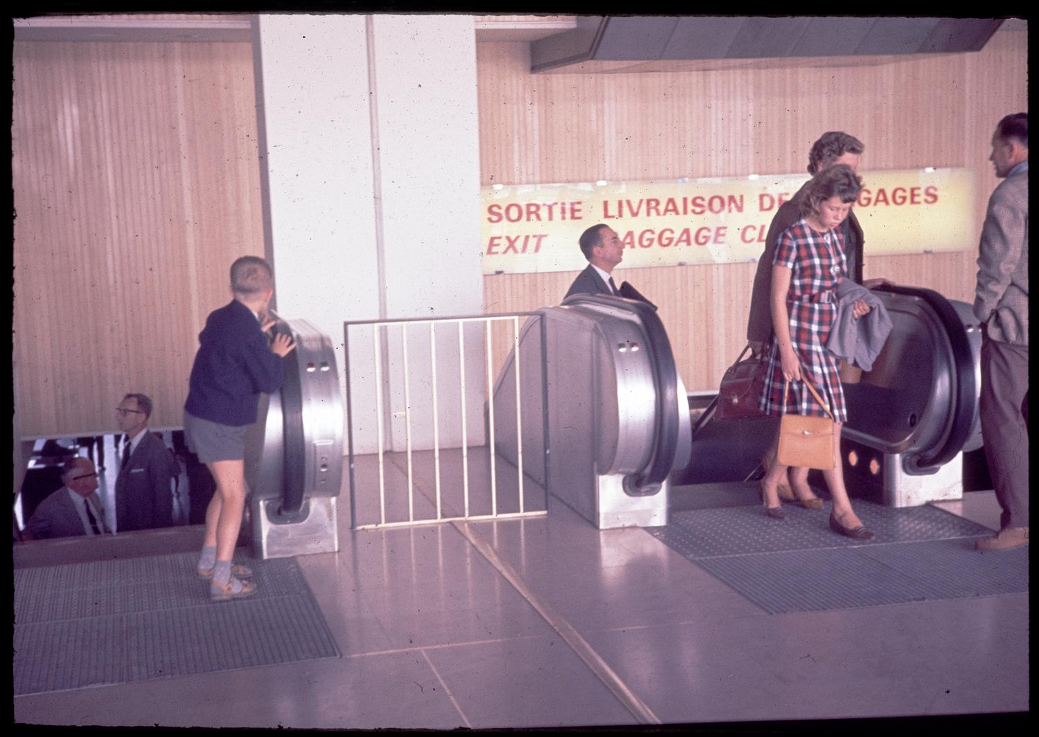 1961, escalators menant à la Galerie marchande au 1er étage.