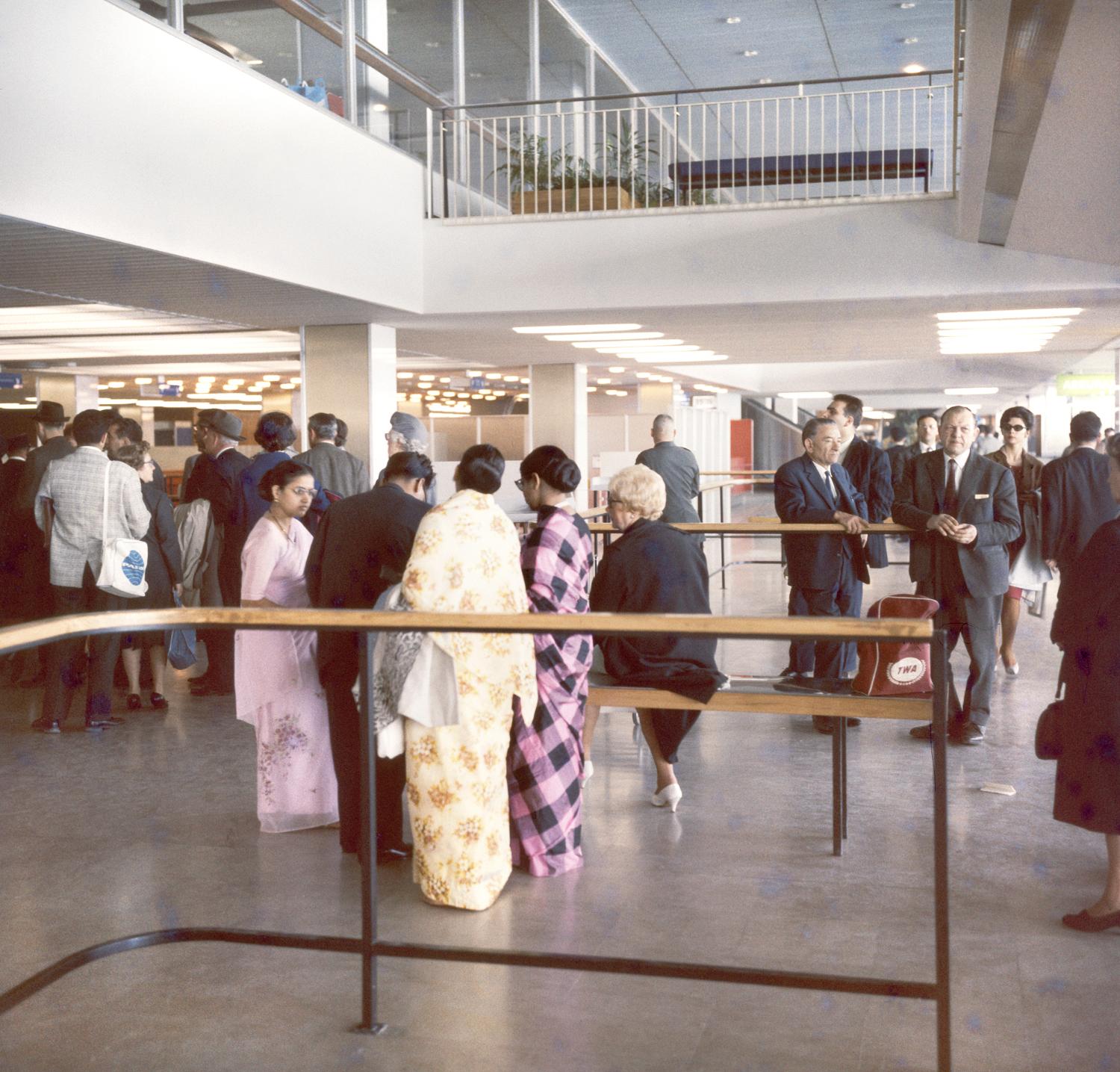 1961, passagers devant la frontière, 1er étage.