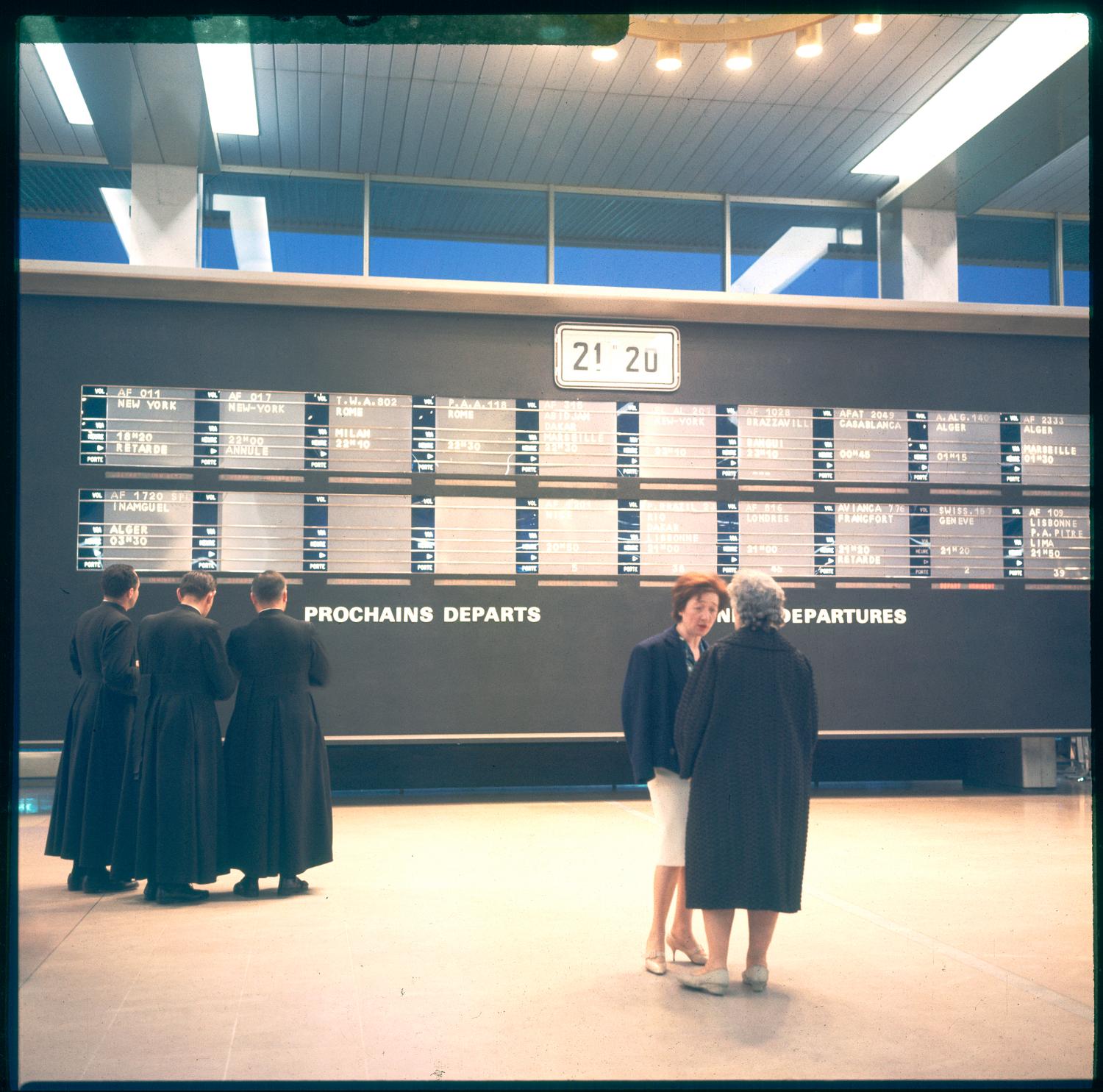 1961, le tableau d'affichage des vols dans la Galerie marchande, 1er étage. 