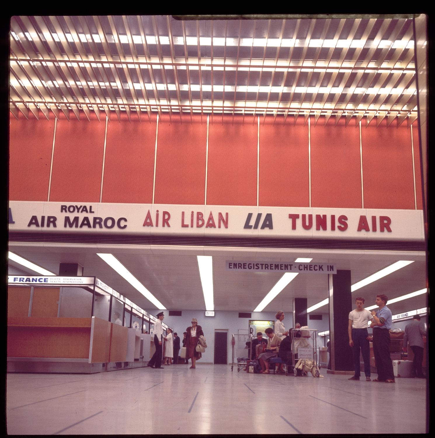 1961, le Grand Hall, les comptoirs d'enregistrement dans la zone départ, rez-de-chaussée.